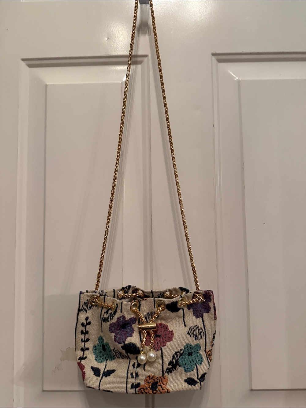 Floral Embroidered Cream Drawstring Crossbody Bag with Gold Chain